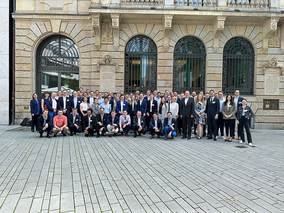 Teilnehmerinnen und Teilnehmer des Doktorandenseminars vor dem Haus der Universität am Schadowplatz in Düsseldorf