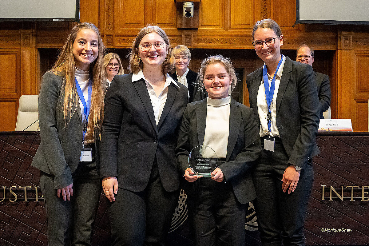 Boku porno fohishalar Bogda tort oyoqda yalangoch